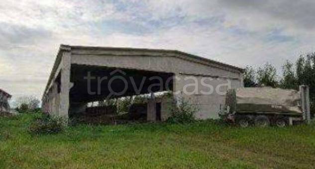 capannone in vendita ad Orzinuovi in zona Ovanengo
