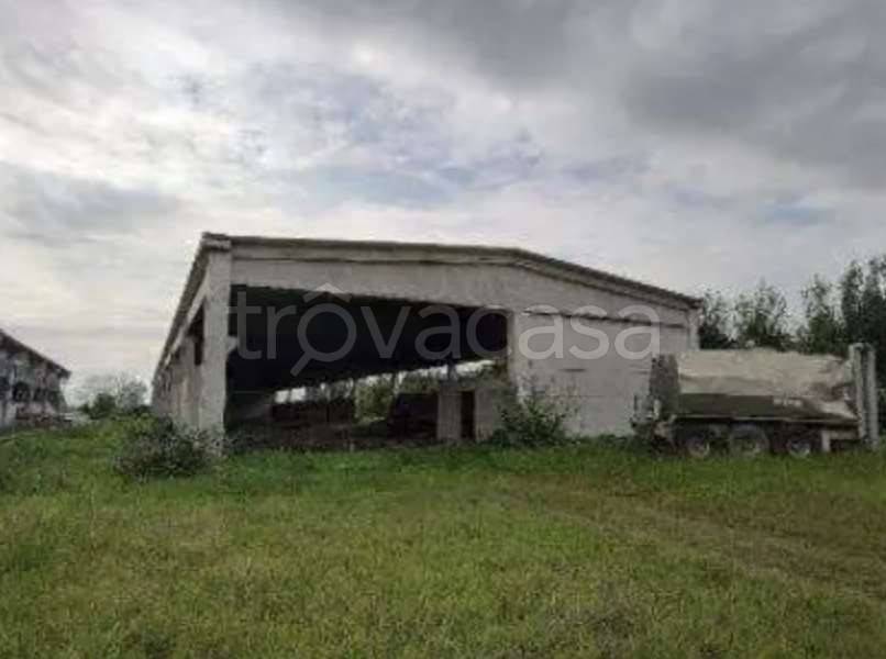 capannone in vendita ad Orzinuovi in zona Ovanengo