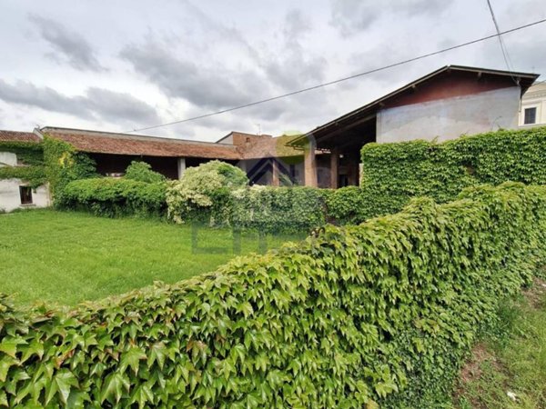 casa indipendente in vendita ad Orzinuovi in zona Ovanengo