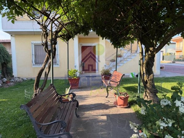 appartamento in vendita ad Orzinuovi in zona Coniolo