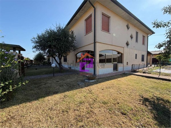 casa indipendente in vendita ad Orzinuovi in zona Coniolo