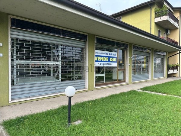 negozio in vendita ad Orzinuovi in zona Coniolo