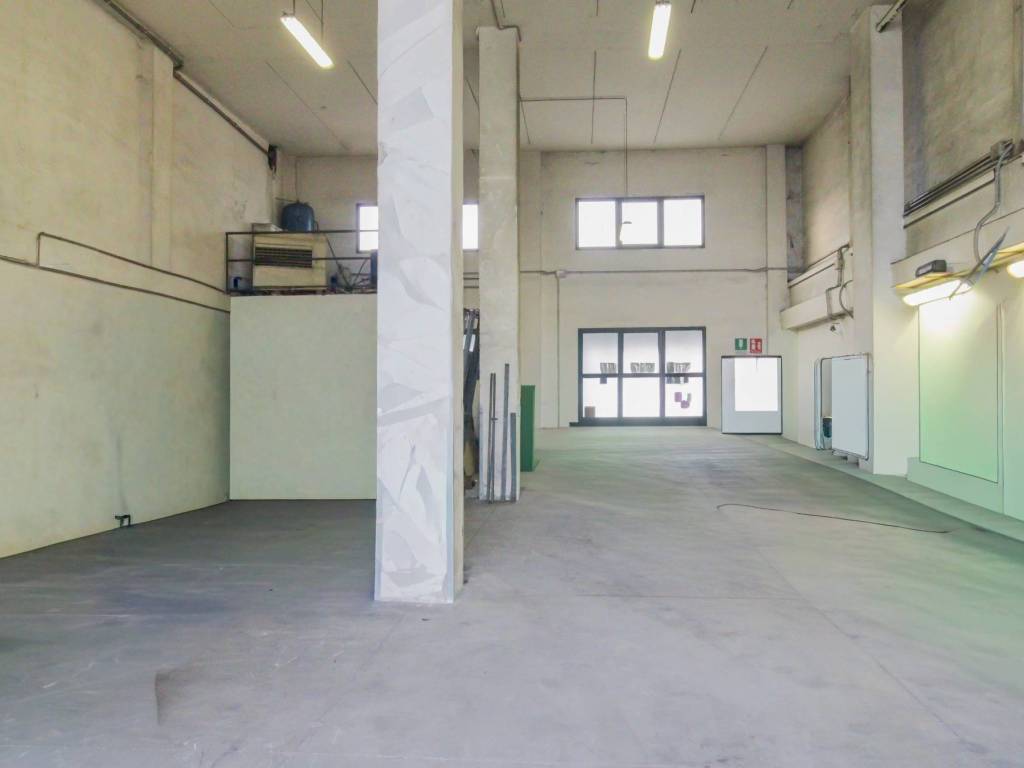 locale commerciale in vendita ad Ospitaletto