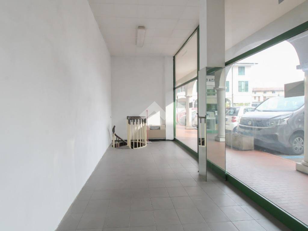 negozio in vendita ad Ospitaletto
