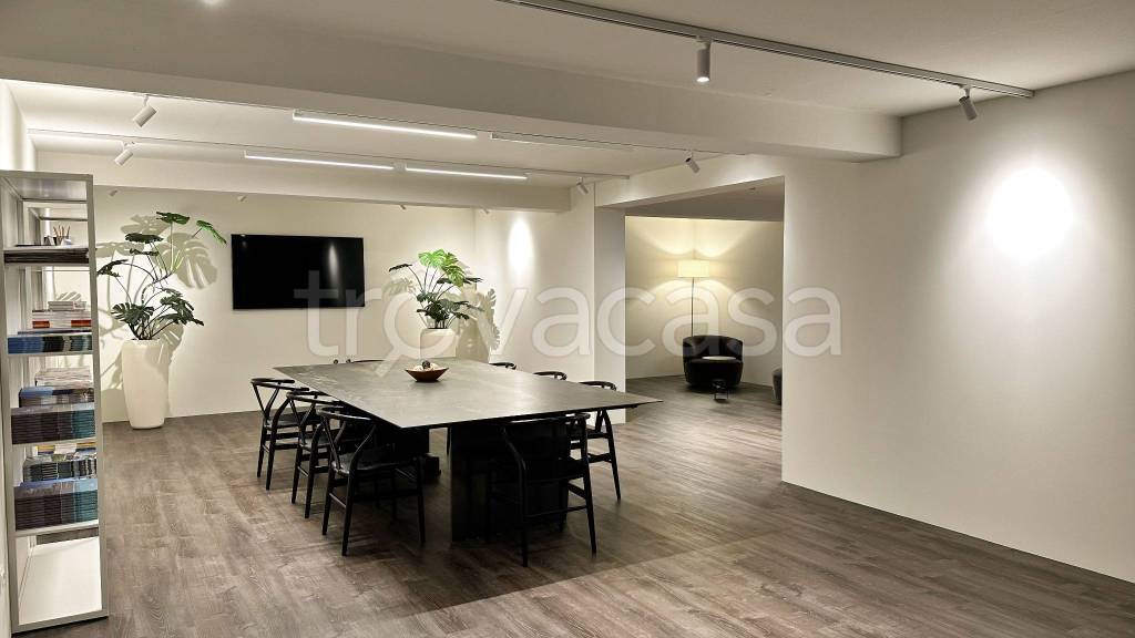 negozio in vendita ad Ospitaletto