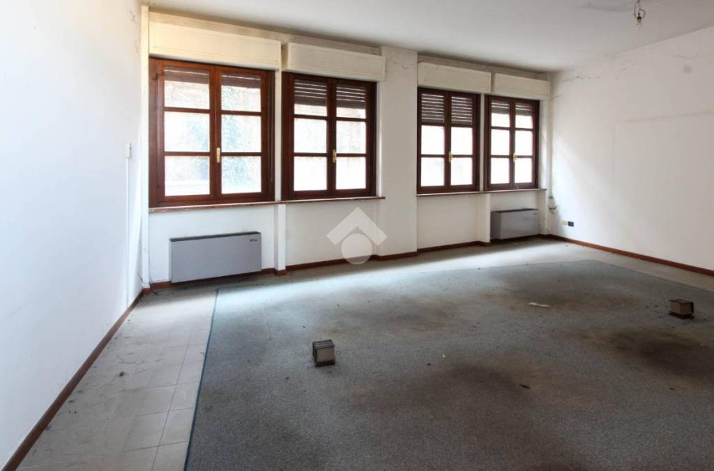 negozio in vendita a Palazzolo sull'Oglio