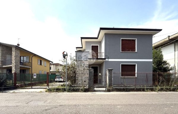 casa indipendente in vendita a Palazzolo sull'Oglio