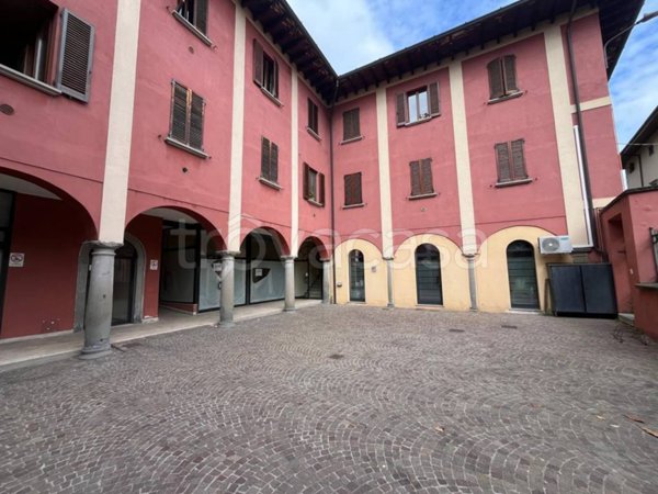 negozio in vendita a Palazzolo sull'Oglio