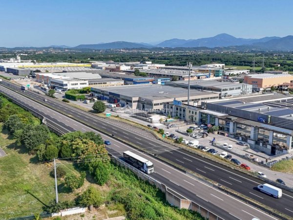 locale commerciale in vendita a Passirano