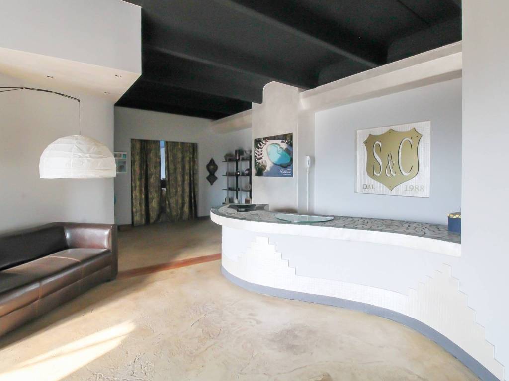 locale commerciale in vendita a Passirano