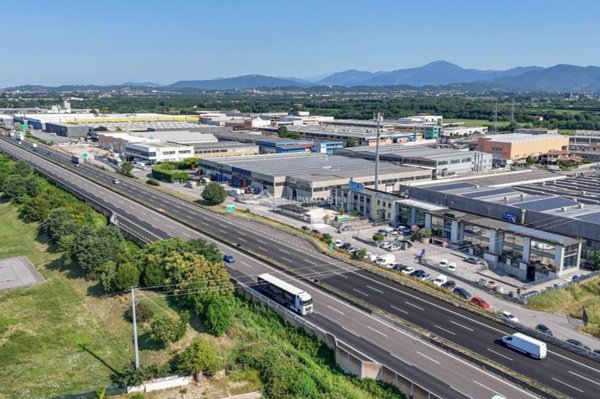 locale commerciale in vendita a Passirano