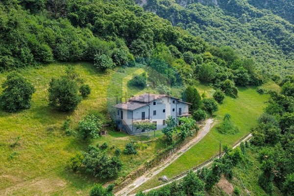 casa semindipendente in vendita a Pisogne in zona Toline
