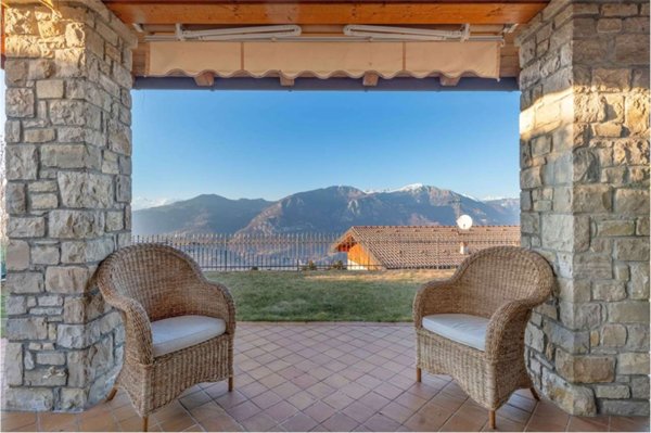 casa indipendente in vendita a Pisogne in zona Grignaghe
