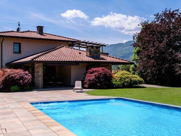 casa indipendente in vendita a Pisogne in zona Gratacasolo