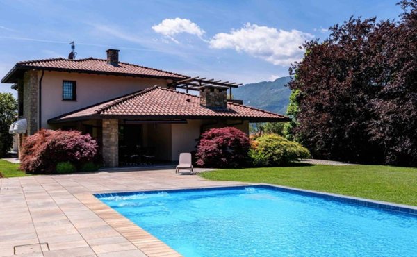casa indipendente in vendita a Pisogne in zona Gratacasolo