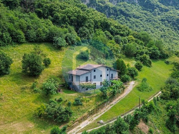 casa indipendente in vendita a Pisogne in zona Toline