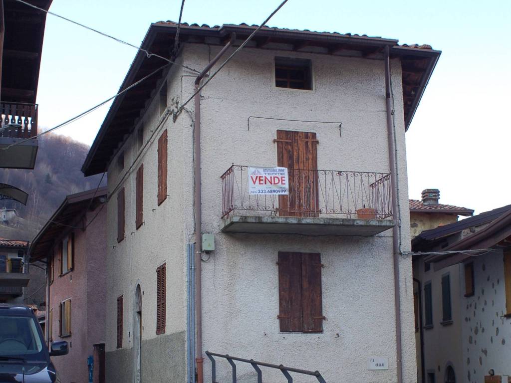 casa indipendente in vendita a Pisogne in zona Fraine