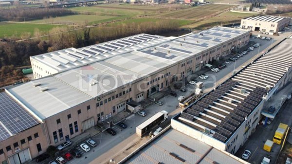 capannone in vendita a Pisogne in zona Gratacasolo