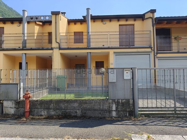 casa indipendente in vendita a Pisogne in zona Gratacasolo