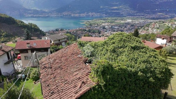 casa indipendente in vendita a Pisogne in zona Gratacasolo