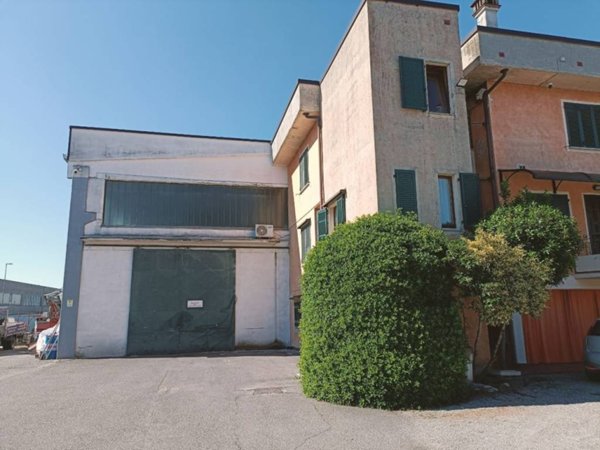 locale commerciale in vendita a Pompiano