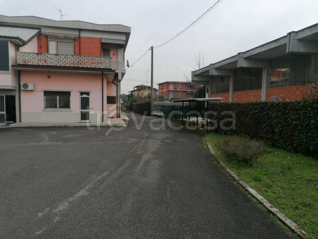 locale commerciale in vendita a Pontoglio