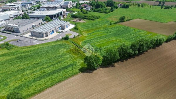 terreno edificabile in vendita a Pozzolengo