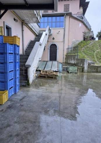 locale commerciale in vendita a Preseglie