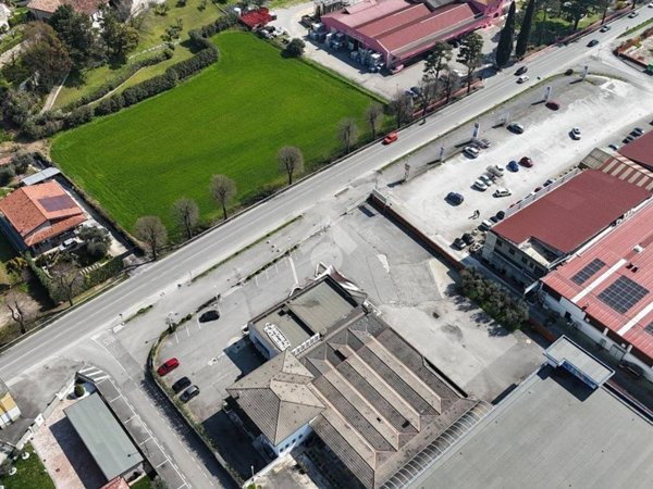 locale commerciale in vendita a Puegnago del Garda