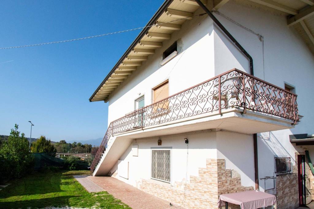 casa indipendente in vendita a Puegnago del Garda