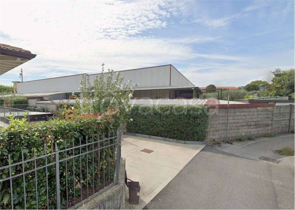 locale commerciale in vendita a Puegnago del Garda