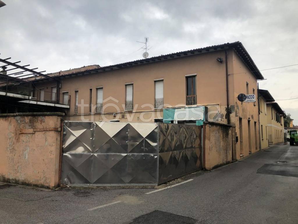 locale commerciale in vendita a Quinzano d'Oglio