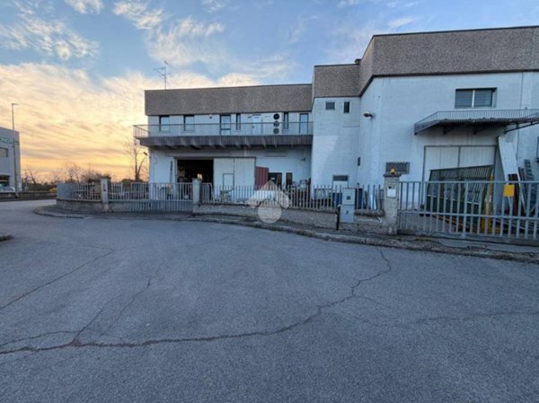 locale commerciale in vendita a Quinzano d'Oglio