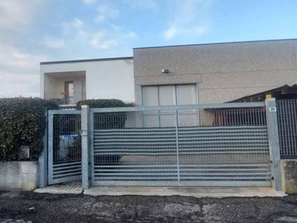 locale commerciale in vendita a Quinzano d'Oglio