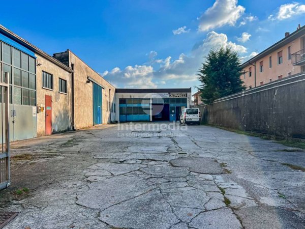 locale commerciale in vendita a Rezzato