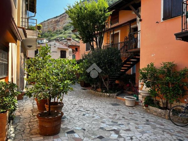 casa indipendente in vendita a Rezzato in zona Virle