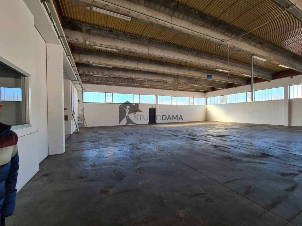locale commerciale in vendita a Rezzato