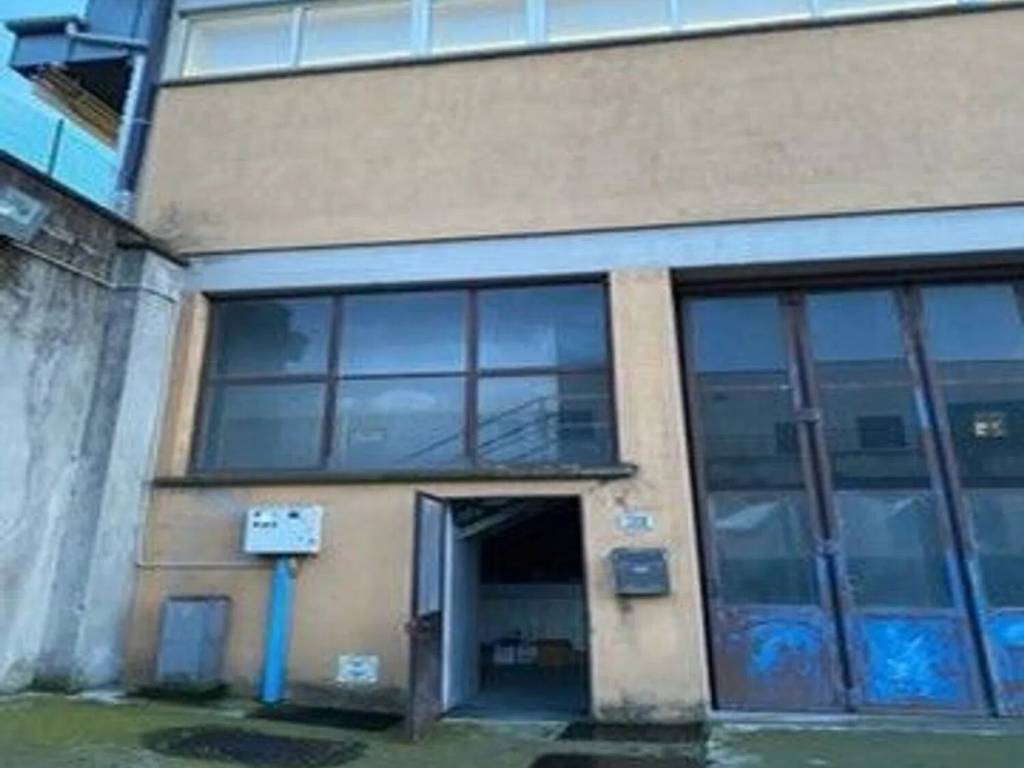 locale commerciale in vendita a Rezzato