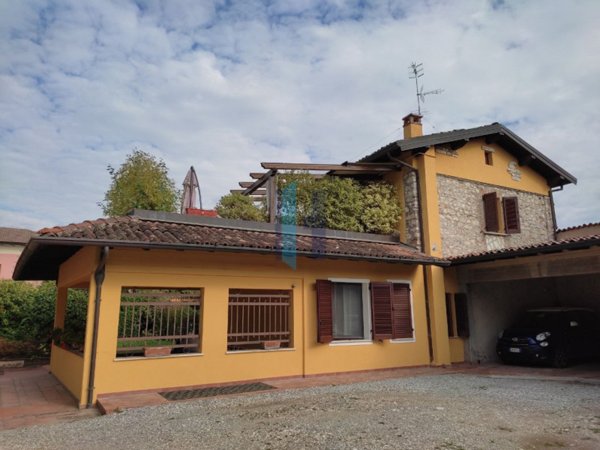 casa indipendente in vendita a Rezzato in zona Virle