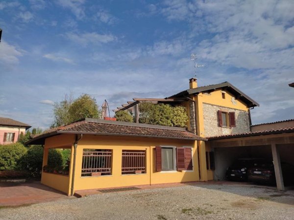casa indipendente in vendita a Rezzato in zona Virle