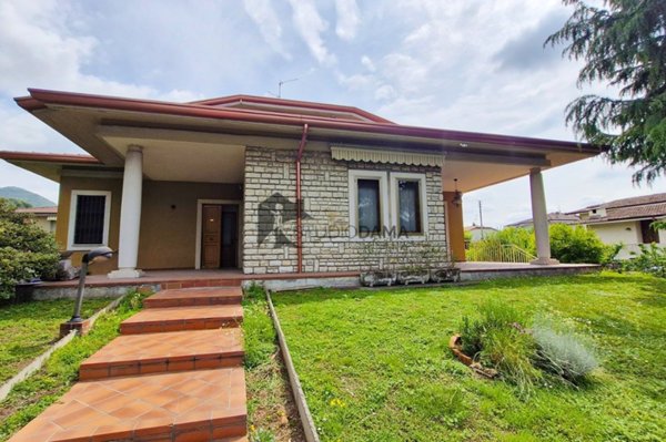 casa indipendente in vendita a Rezzato in zona Virle