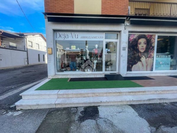 negozio in vendita a Rezzato in zona Virle