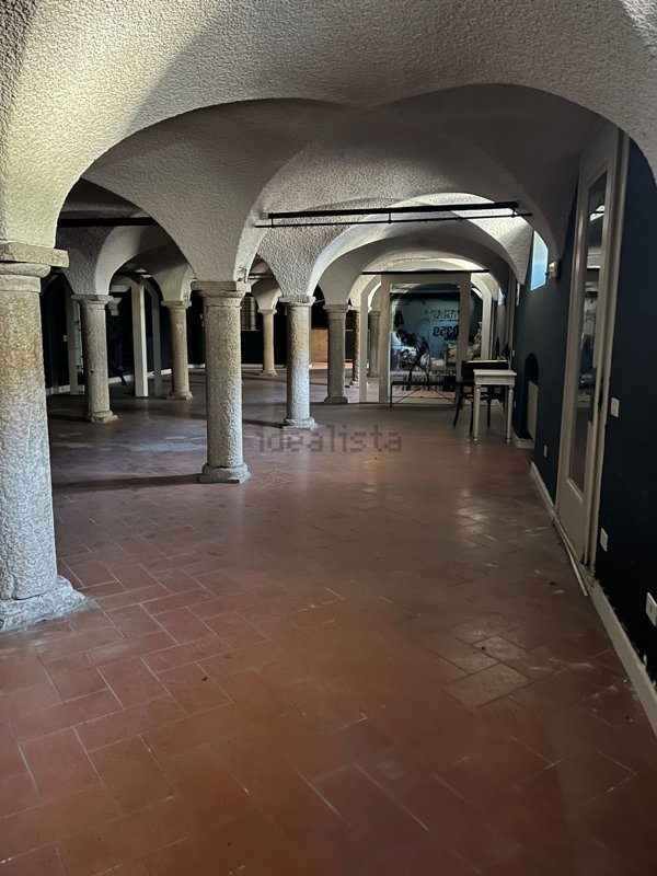 locale commerciale in vendita a Rezzato