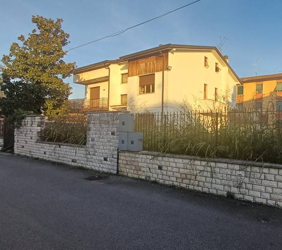 casa indipendente in vendita a Rezzato