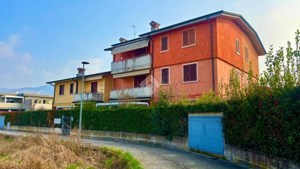 appartamento in vendita a Rezzato in zona Treponti
