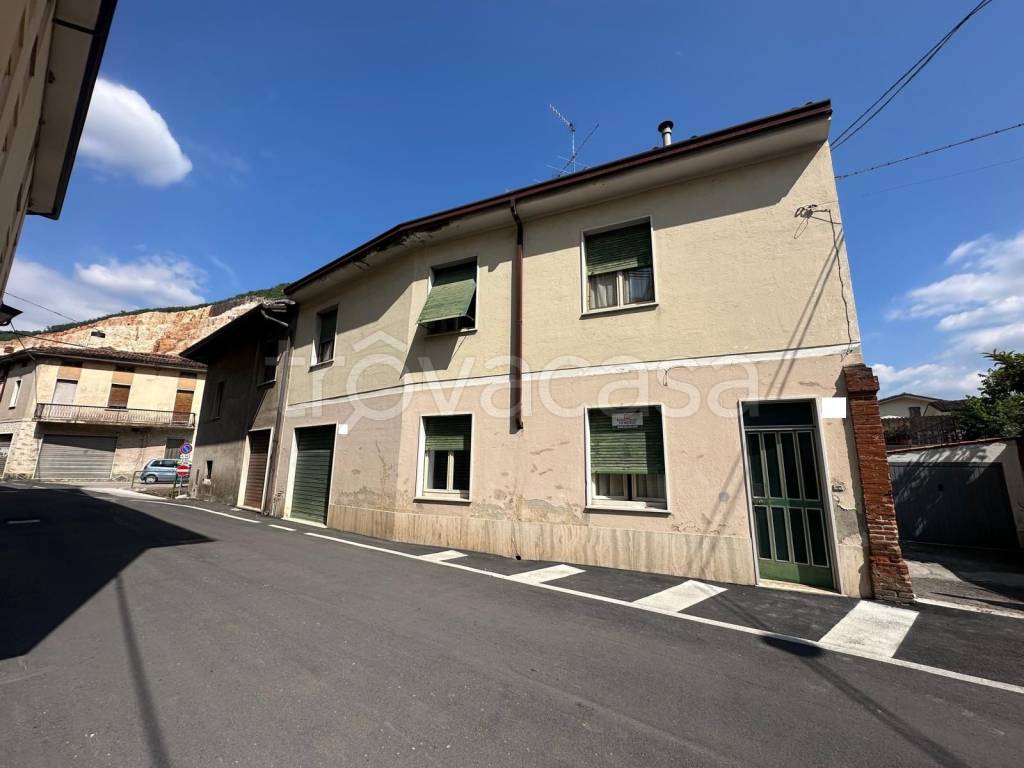 casa indipendente in vendita a Rezzato in zona Virle