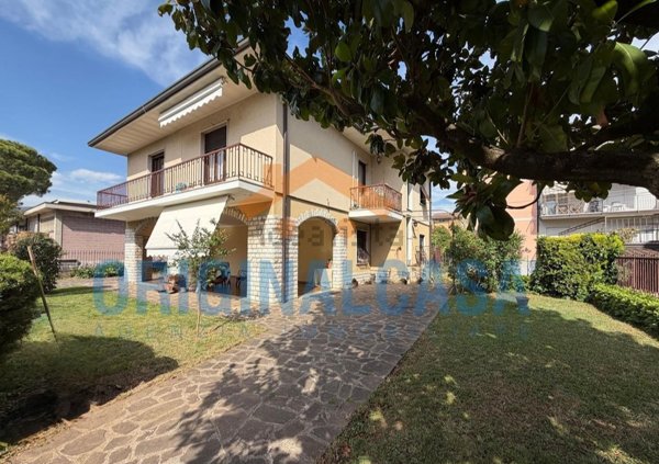 casa indipendente in vendita a Rezzato in zona Virle