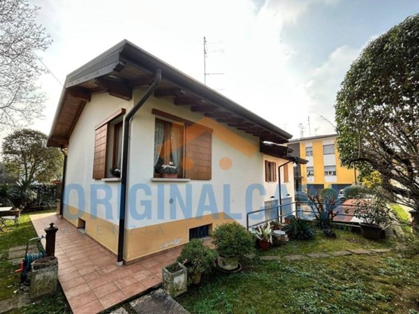 casa indipendente in vendita a Rezzato in zona Treponti