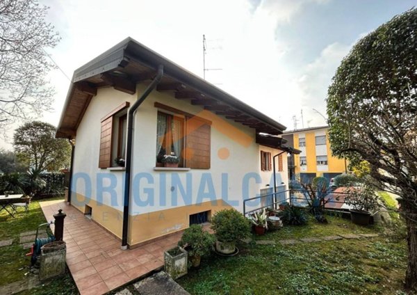 casa indipendente in vendita a Rezzato in zona Treponti