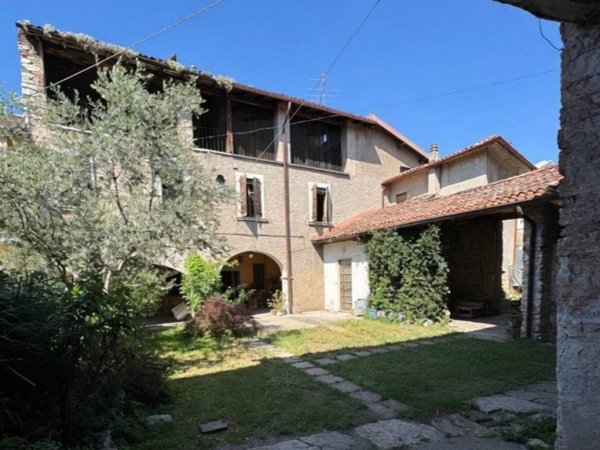 intera palazzina in vendita a Rezzato in zona Virle